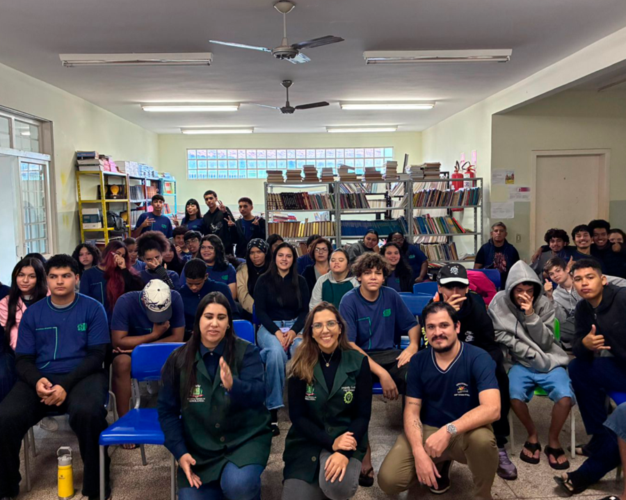 Educação ambiental leva conscientização sobre reciclagem a estudantes da Escola Estadual Catarina de Abreu