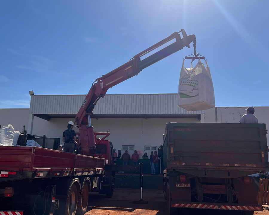 Projeto Sidroleite avança com entrega de 31,5 toneladas de adubo a produtores rurais 