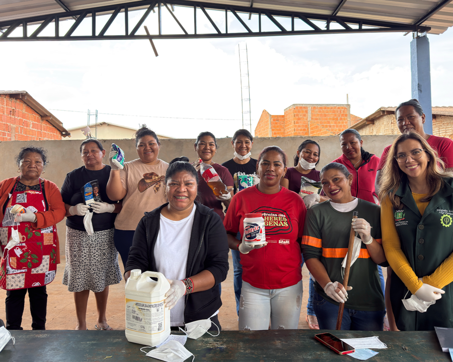  Mulheres da Aldeia Tereré participam de oficina de produção de sabão artesanal