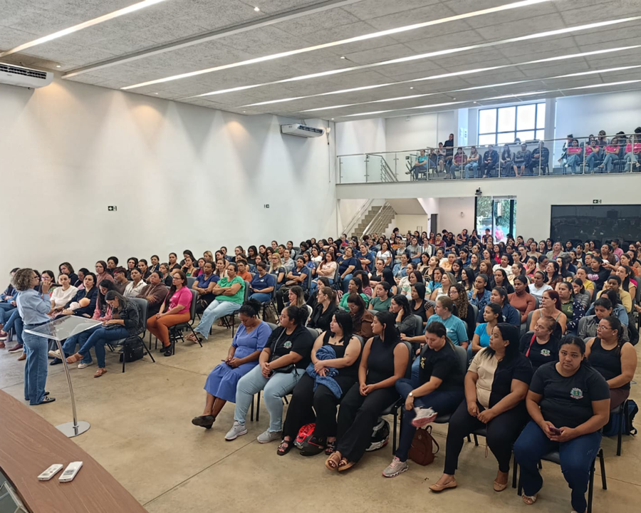 Assistentes da educação recebem orientações sobre alimentação segura e primeiros socorros