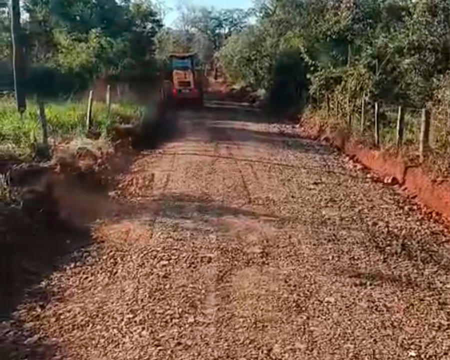 Estrada na região das aldeias Novo Horizonte, Lagoinha e Córrego do Meio recebe cascalhamento