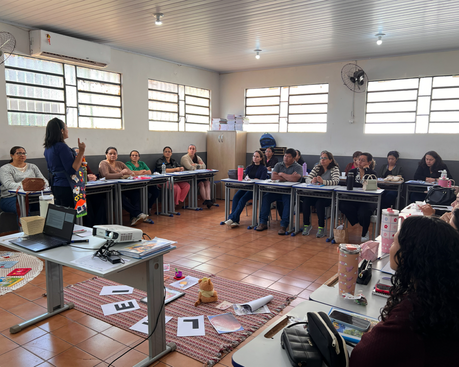Professores participam de formação do PROLEEI sobre o brincar na Educação Infantil