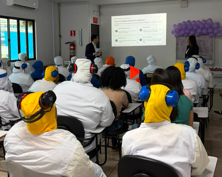 Agosto Lilás leva orientações sobre violência contra a mulher a colaboradores da JBS
