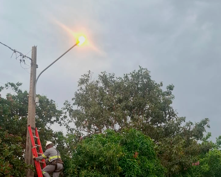 Iluminação pública: população pode informar luminárias públicas acesas durante o dia 
