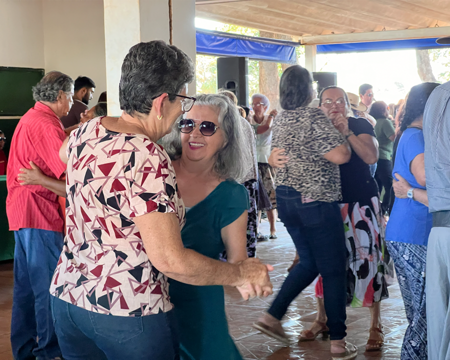 Baile 60+ reúne idosos de Sidrolândia e Terenos em tarde de música e convivência
