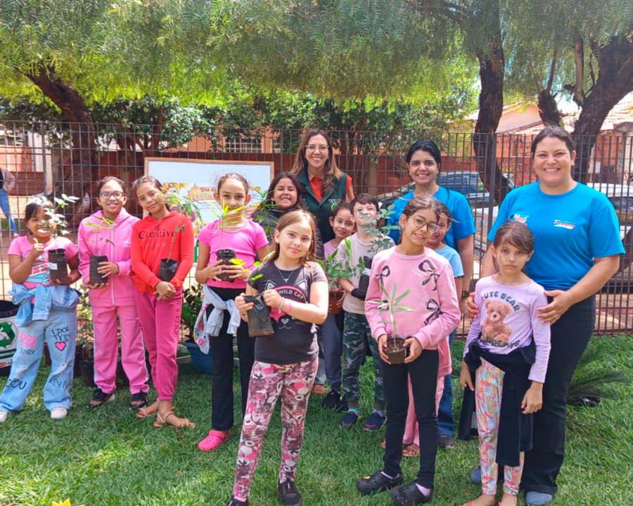 Crianças do reforço escolar da Biblioteca do Sesi aprendem sobre reciclagem e economia de água