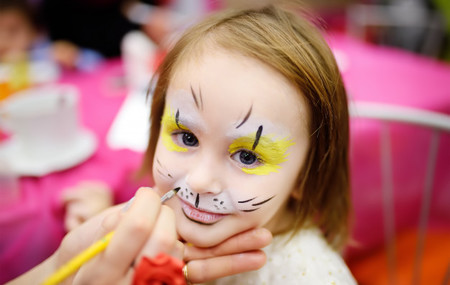 Left or right pintura de rosto para menina bonitinha durante a festa de aniversario de criancas 107864 1222